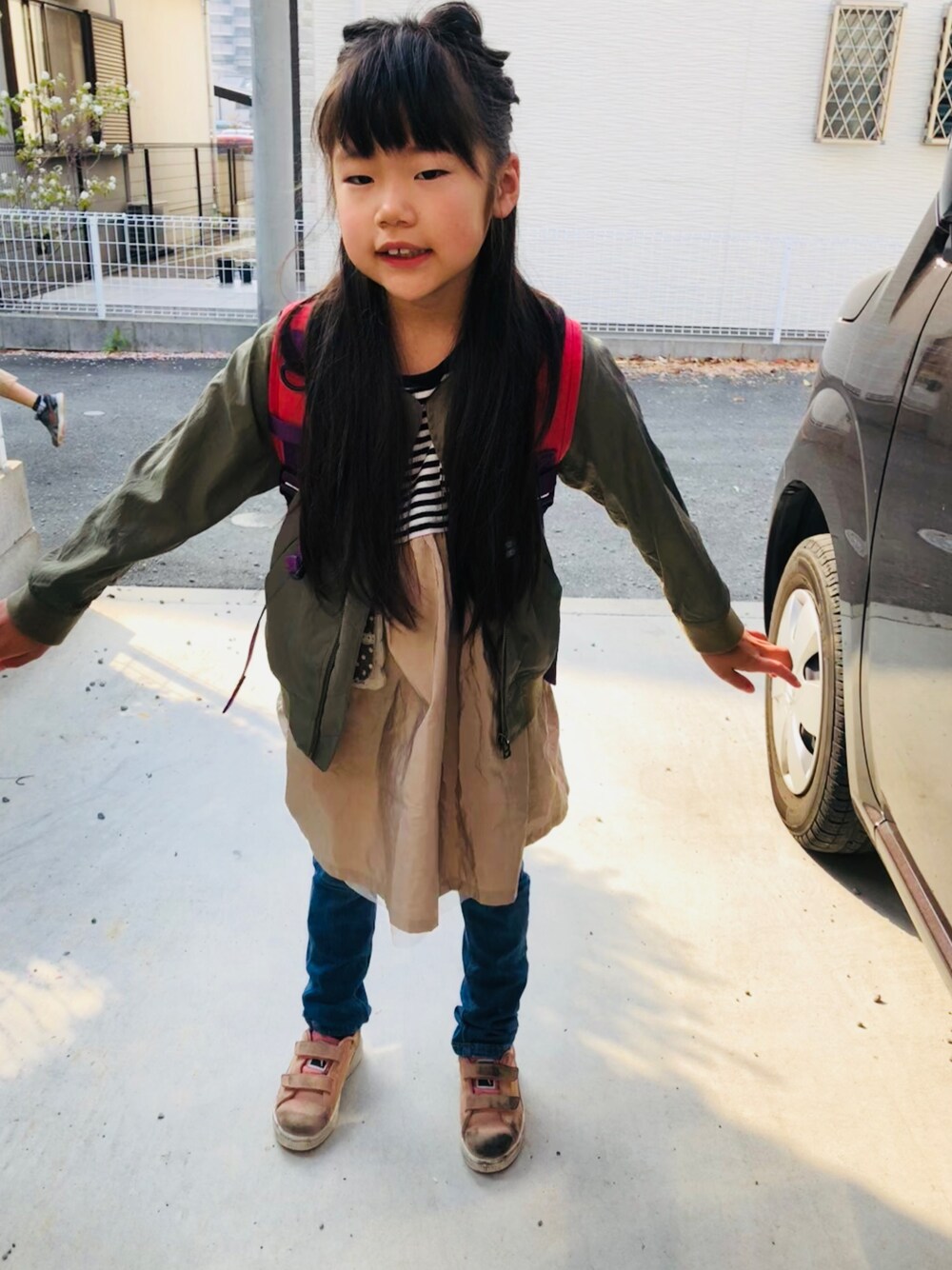 「むすめ服、おんなのこ、通学すたいる、ワンピース、になボタン、ピンクのくつ」｜「MARKEY'Sのアイテム（ワンピース/ドレス、ベージュ系）」を使った、emi_mitoさん（キッズ・120cm）の春コーディネートの1枚目の写真