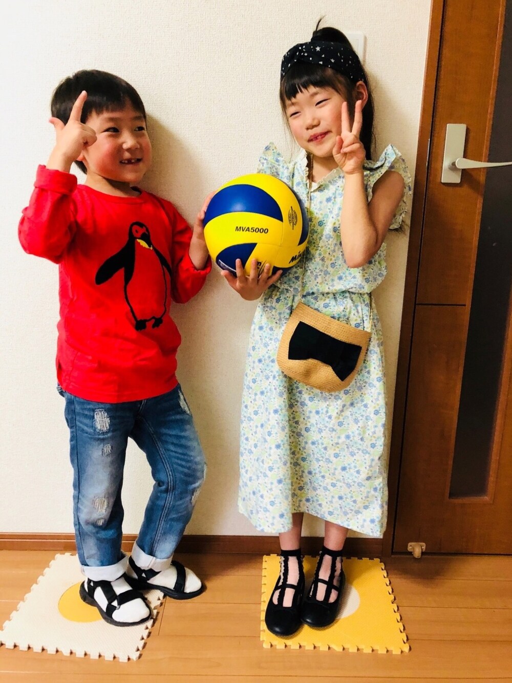 ブルー系のワンピース、ブラック系のショルダーバッグ、ブラック系のサンダルを着用したキッズの春コーディネートの1枚目の写真