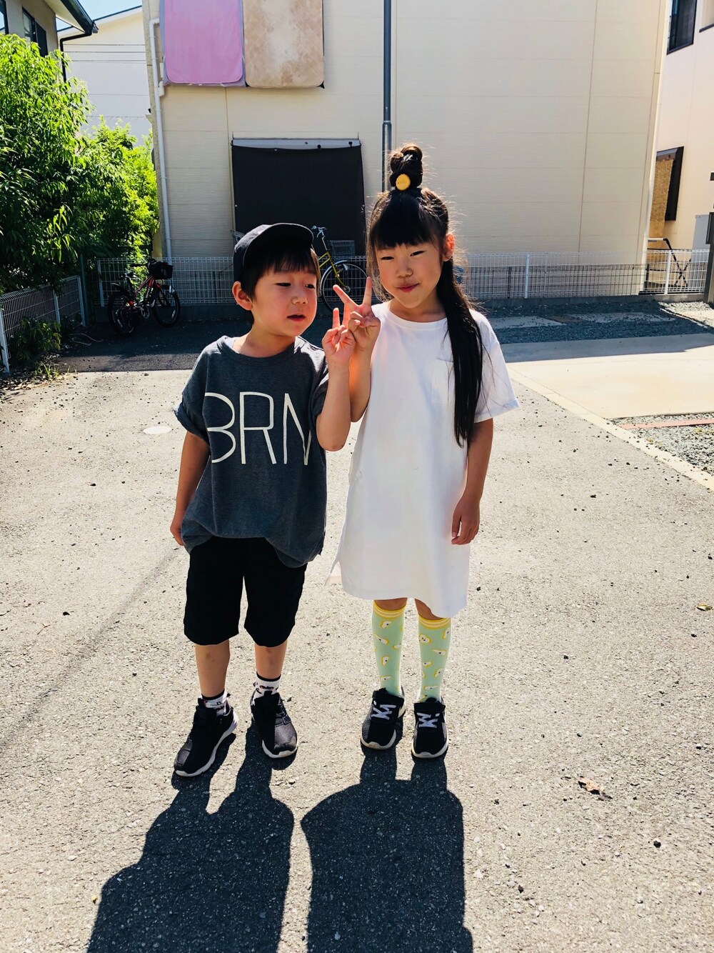 ホワイト系のワンピース、グレー系のTシャツ/カットソー、ブラック系のその他パンツを着用したキッズの春コーディネートの1枚目の写真