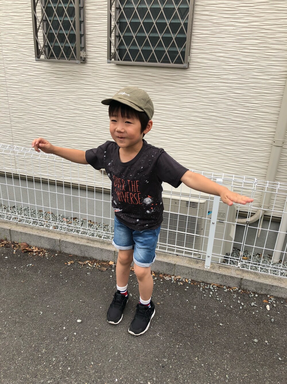グレー系のTシャツ/カットソー、ブルー系のデニムパンツ、ブラック系のスニーカーを着用したキッズの夏コーディネートの1枚目の写真