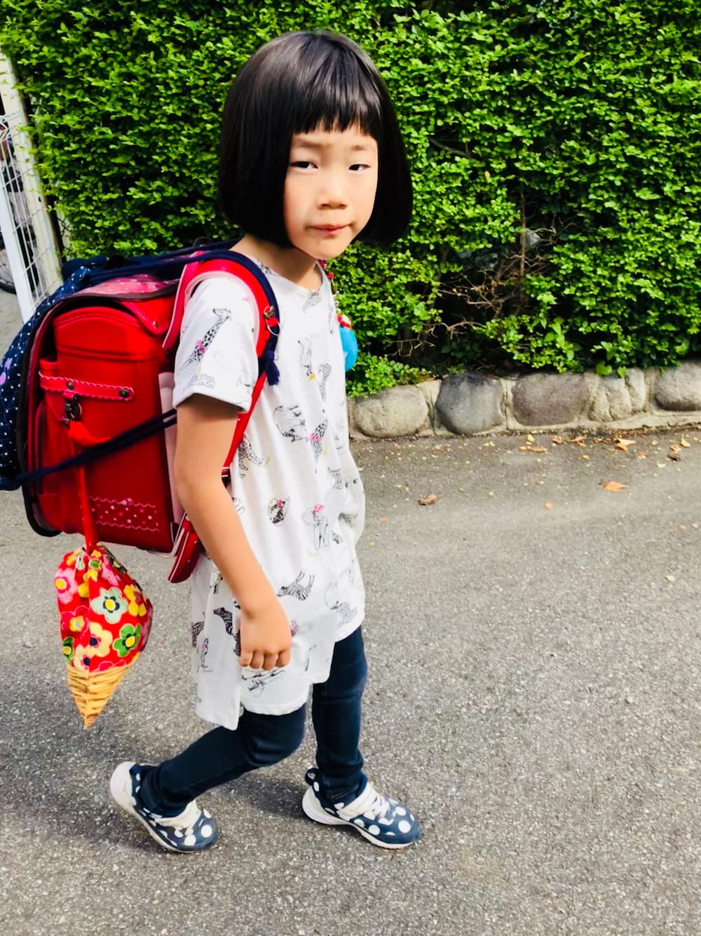 ホワイト系のワンピース、ブルー系のデニムパンツ、ブルー系のスニーカーを着用したキッズの夏コーディネートの1枚目の写真