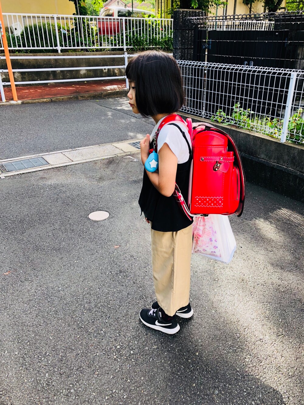 ブラック系のTシャツ/カットソー、ベージュ系のその他パンツ、ブラック系のスニーカーを着用したキッズの夏コーディネートの1枚目の写真