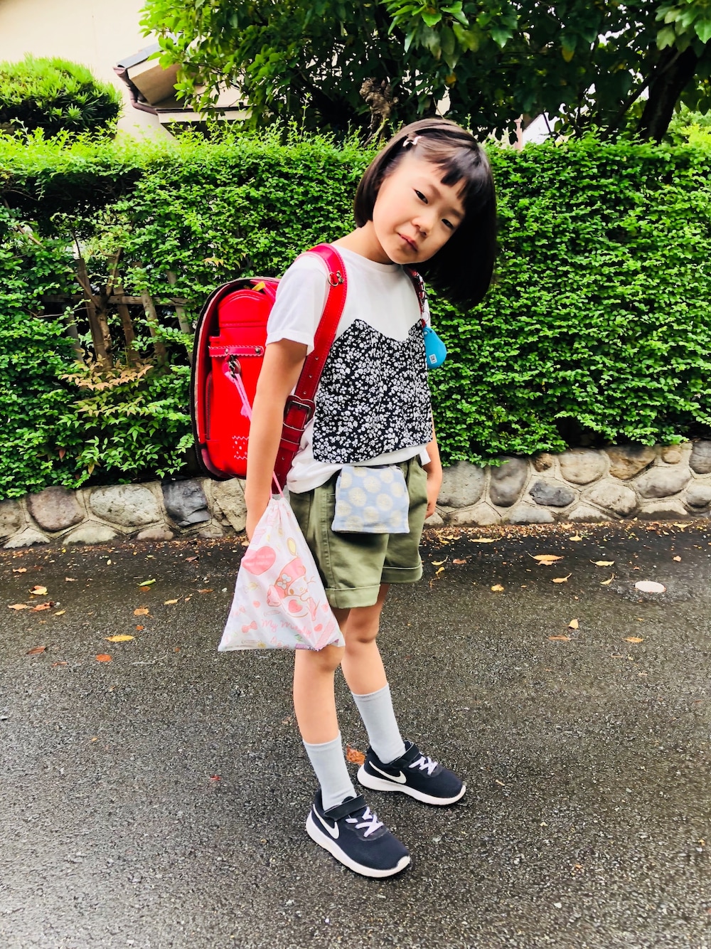 ホワイト系のTシャツ/カットソー、ブラック系のスニーカー、グリーン系のその他パンツを着用したキッズの夏コーディネートの1枚目の写真