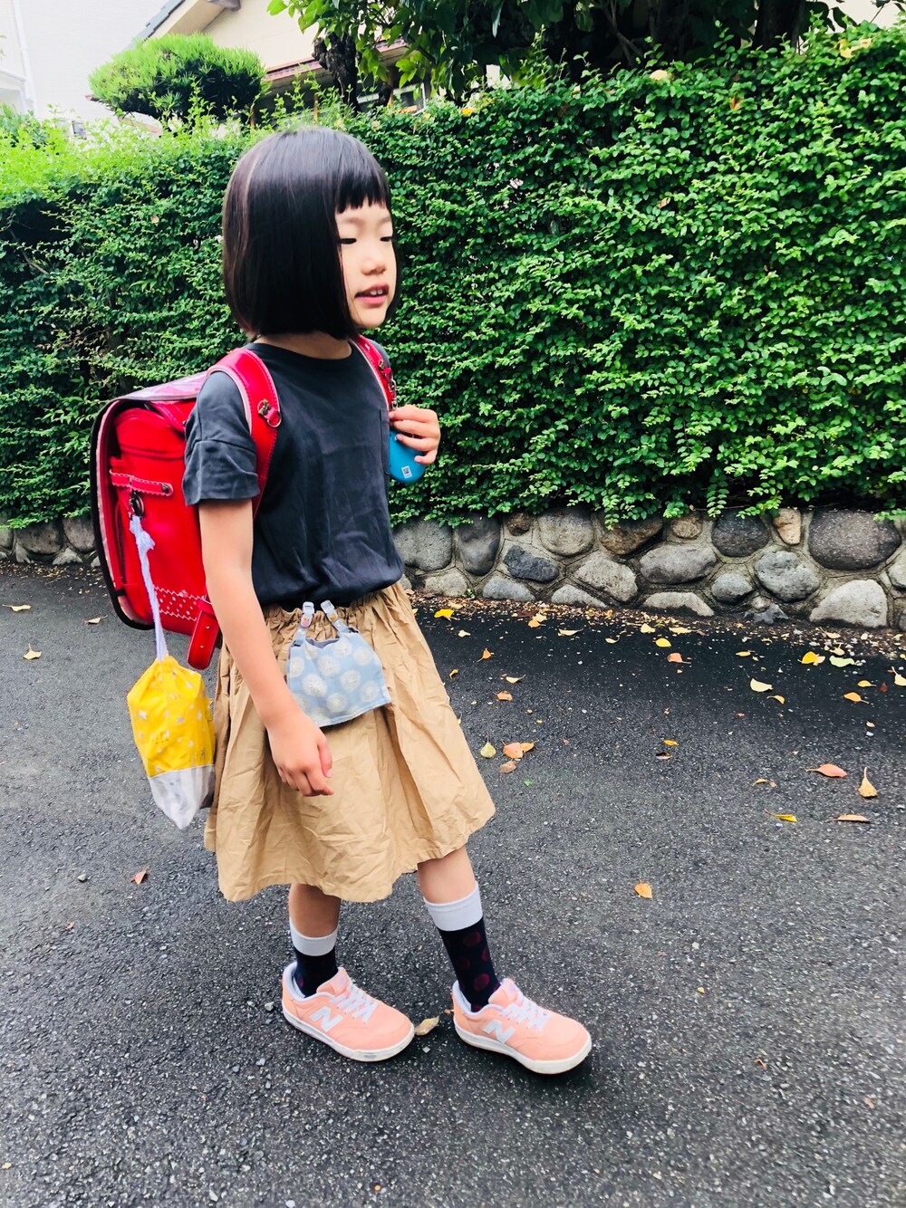 「通学すたいる、むすめ服、おんなのこ、ドッキングワンピ、ピンクのくつ、ボブ女子」｜「devirockの無地ベーシック半袖ドッキングワンピース（ワンピース、その他）」を使った、emi_mitoさん（キッズ・121cm）の夏コーディネートの1枚目の写真