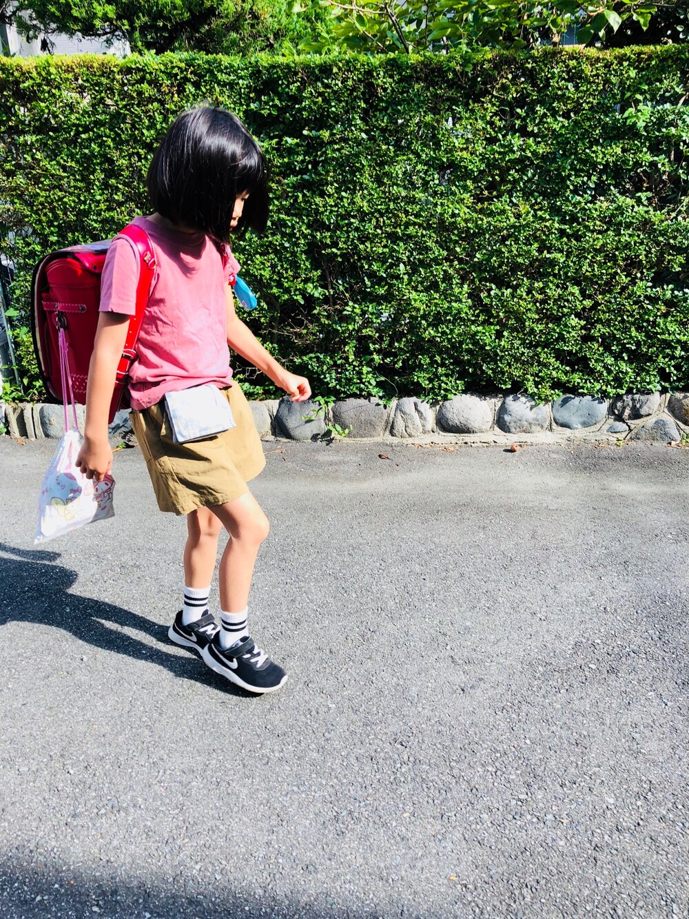 ピンク系のTシャツ/カットソー、ベージュ系のその他パンツ、ブラック系のスニーカーを着用したキッズの夏コーディネートの1枚目の写真