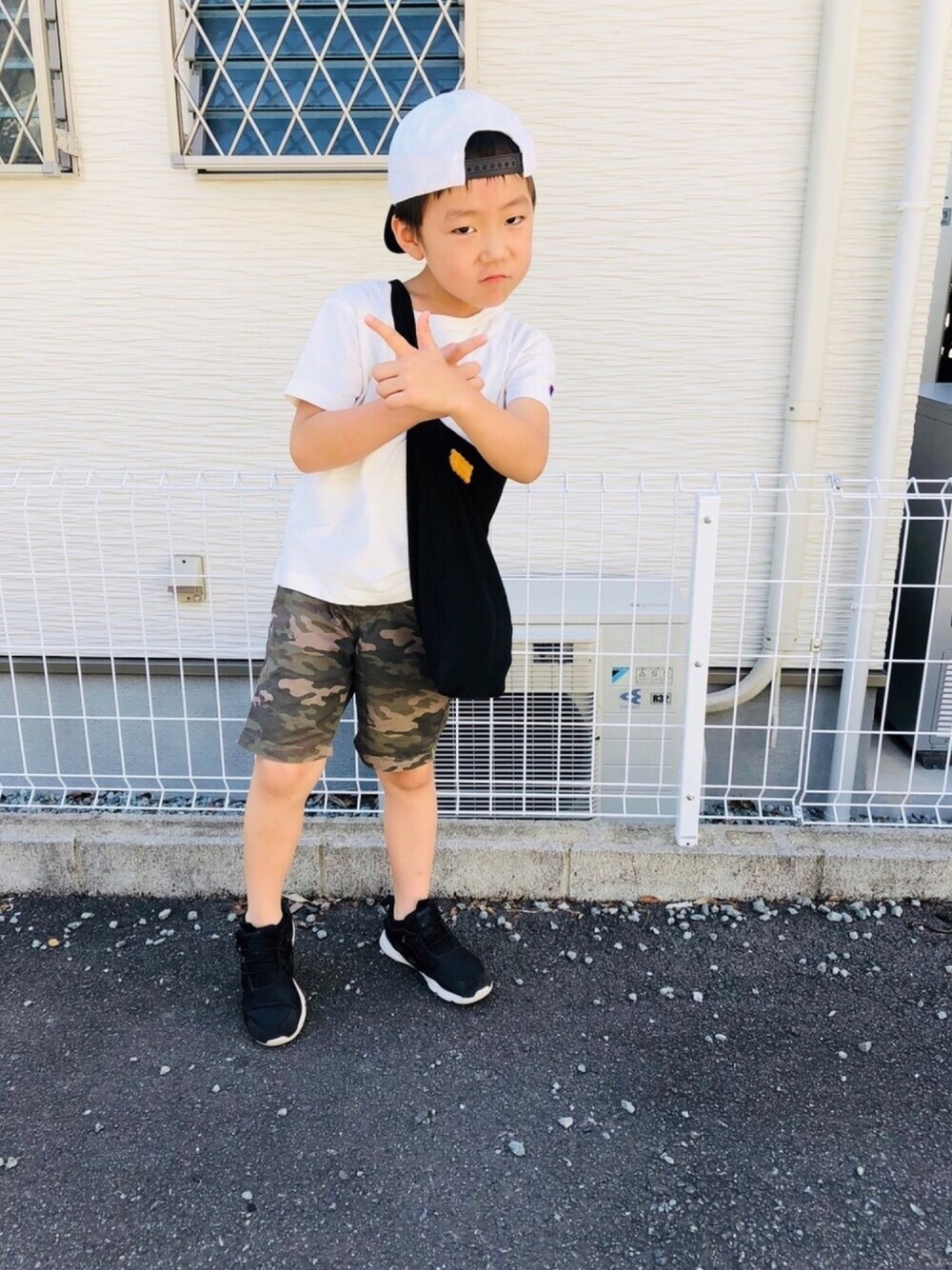 ホワイト系のTシャツ/カットソー、グリーン系のその他パンツ、ブラック系のスニーカーを着用したキッズの夏コーディネートの1枚目の写真