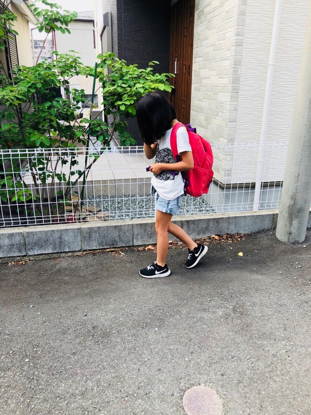 ホワイト系のTシャツ/カットソー、ブルー系のパンツ、ピンク系のバックパック/リュックを着用したキッズの夏コーディネートの1枚目の写真