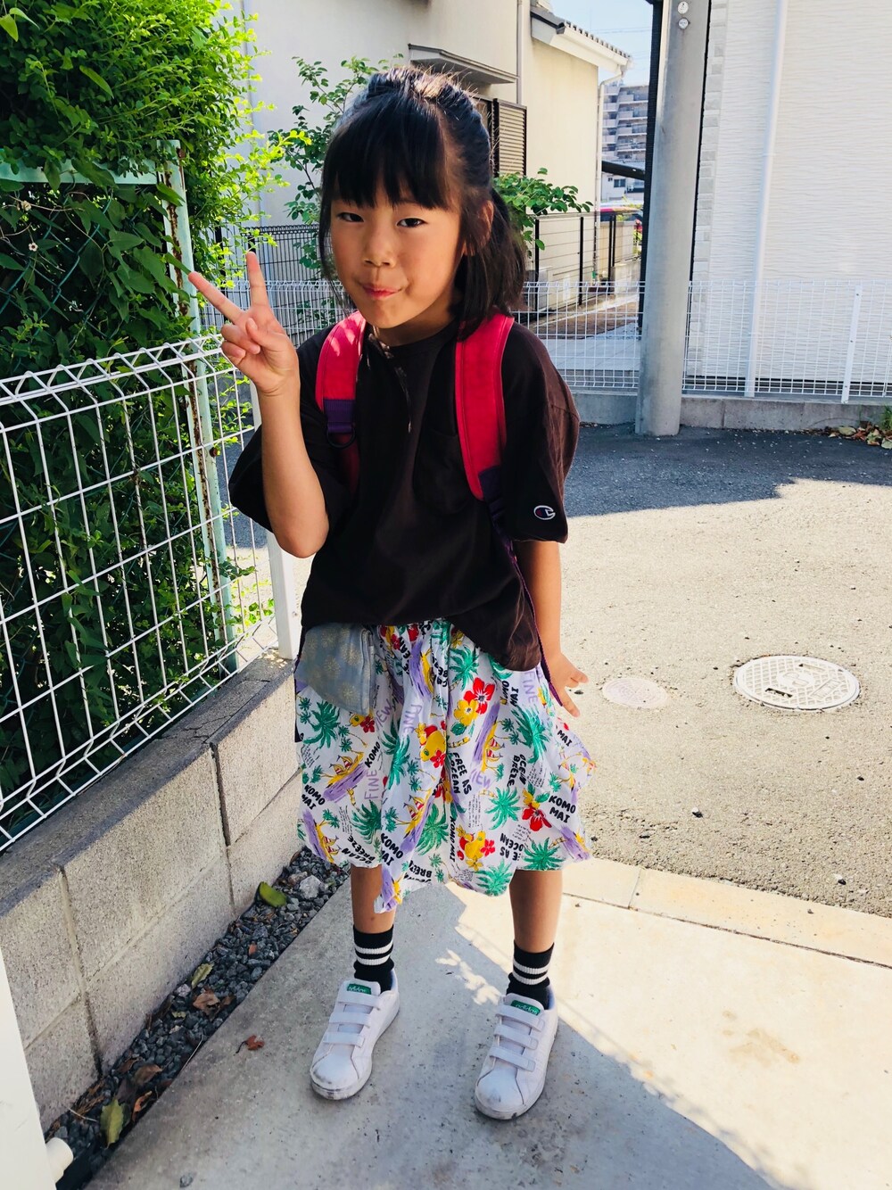 ブラウン系のTシャツ/カットソー、ホワイト系のスニーカー、その他のスカートを着用したキッズの夏コーディネートの1枚目の写真