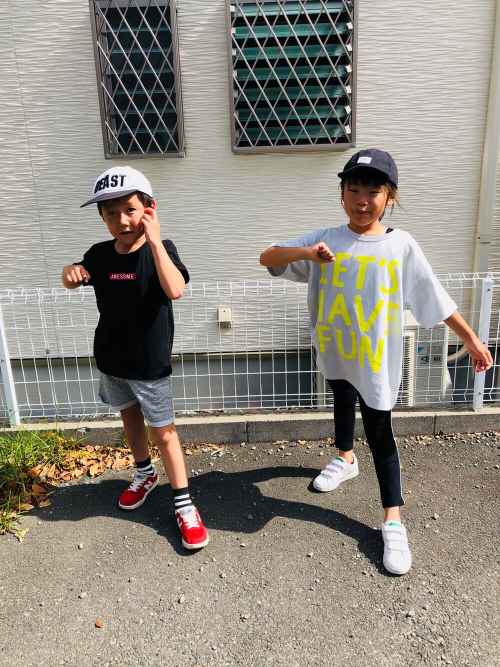 レッド系のスニーカー、その他のTシャツ/カットソー、ホワイト系のスニーカーを着用したキッズの夏コーディネートの1枚目の写真