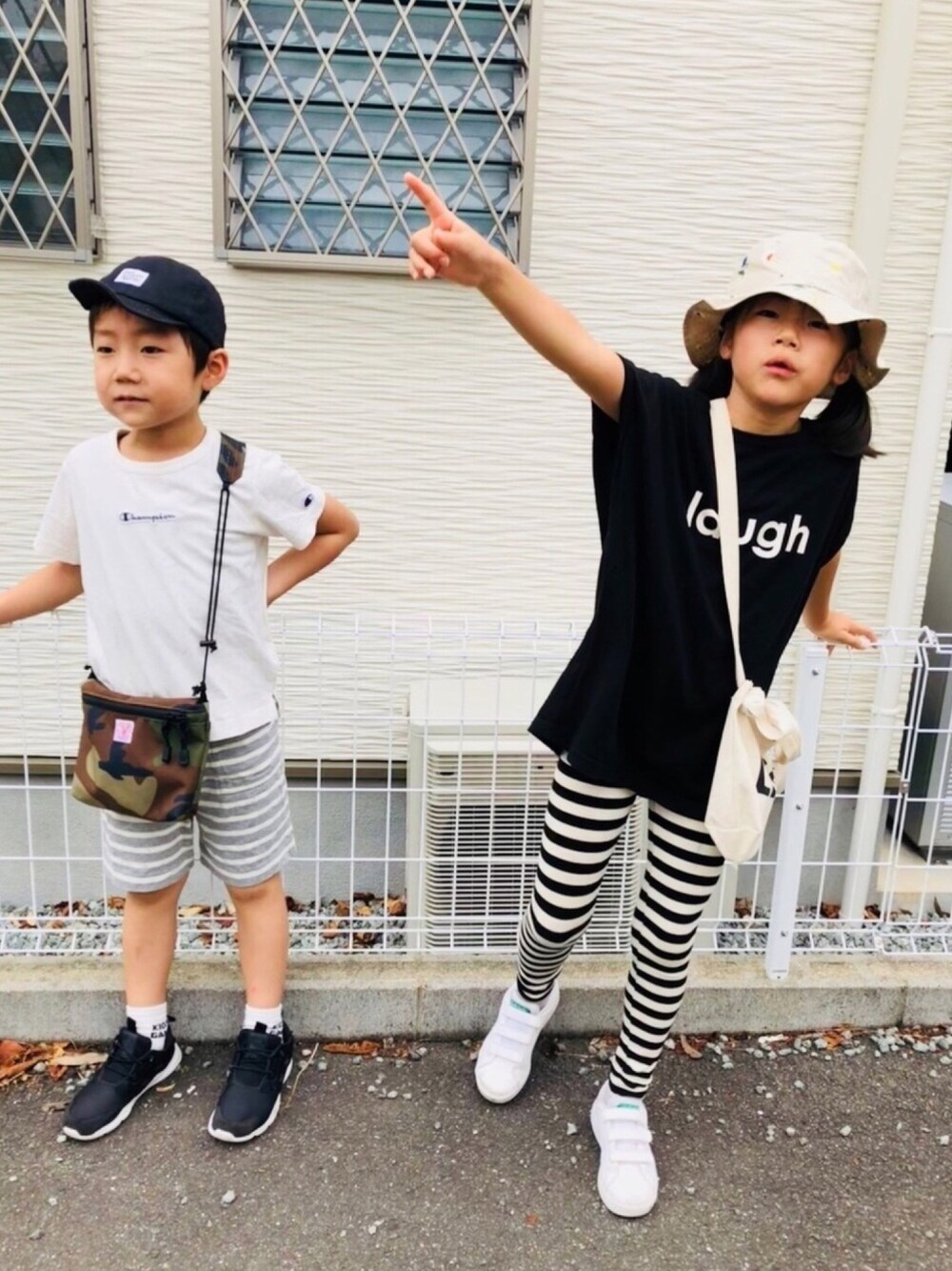 ブラック系のタンクトップ、グリーン系のボディバッグ/ウエストポーチ、グレー系のその他パンツを着用したキッズの秋コーディネートの1枚目の写真