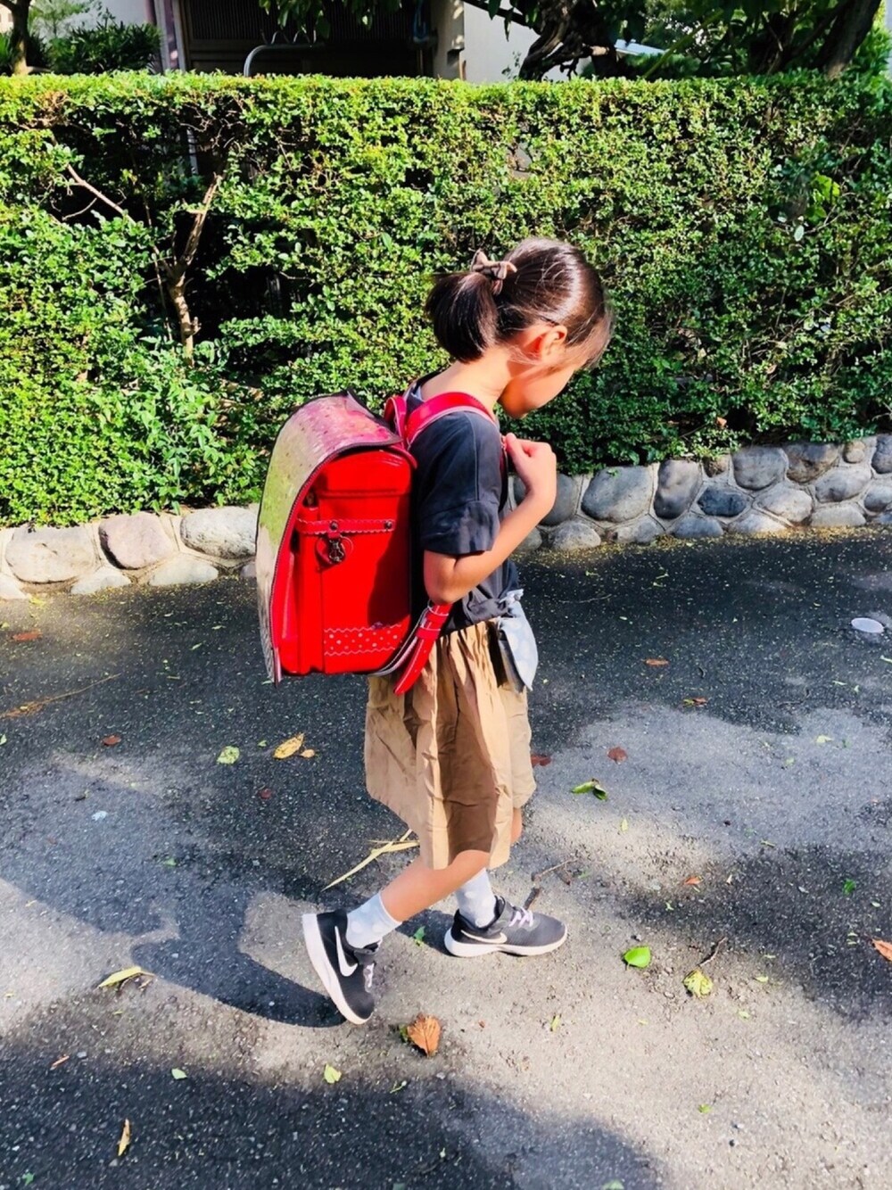 「通学すたいる、まだまだ夏コーデ、hokkorikoフェス 告知♡、むすめ服、おんなのこ、チームバレーボール🏐告知」｜「NIKEのNIKE ナイキ NIKE TANJUN (PSV) タンジュン PSV 844868 002BLACK/WHITE（スニーカー、ブラック系）」を使った、emi_mitoさん（キッズ・121cm）の秋コーディネートの1枚目の写真