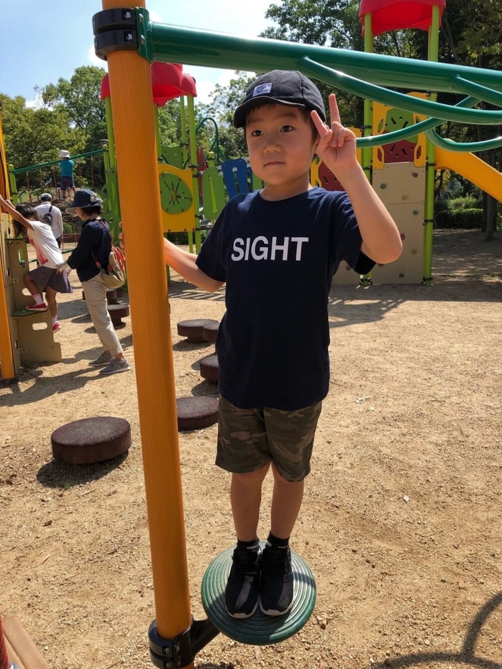 ブラック系のスニーカー、グリーン系のその他パンツ、ブルー系のTシャツ/カットソーを着用したキッズの秋コーディネートの1枚目の写真