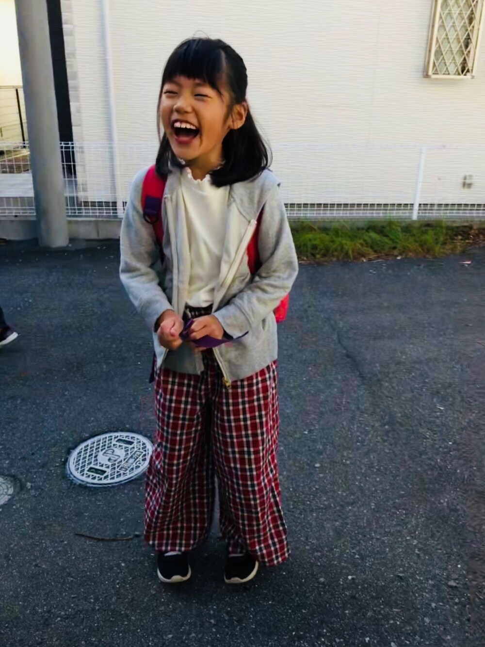 「おんなのこ、むすめ服、通学すたいる、hokkoriko、ボブ女子、タンジュン、2018秋チェッカーず」｜「NIKEのNIKE ナイキ NIKE TANJUN (PSV) タンジュン PSV 844868 002BLACK/WHITE（スニーカー、ブラック系）」を使った、emi_mitoさん（キッズ・123cm）の秋コーディネートの1枚目の写真