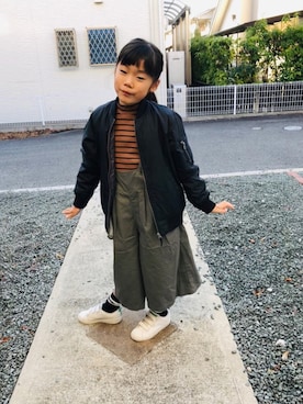 「GU（ジーユー）のアイテム（サロペット/オーバーオール）」を使った、emi_mitoさん（キッズ・124cm）の秋コーディネート