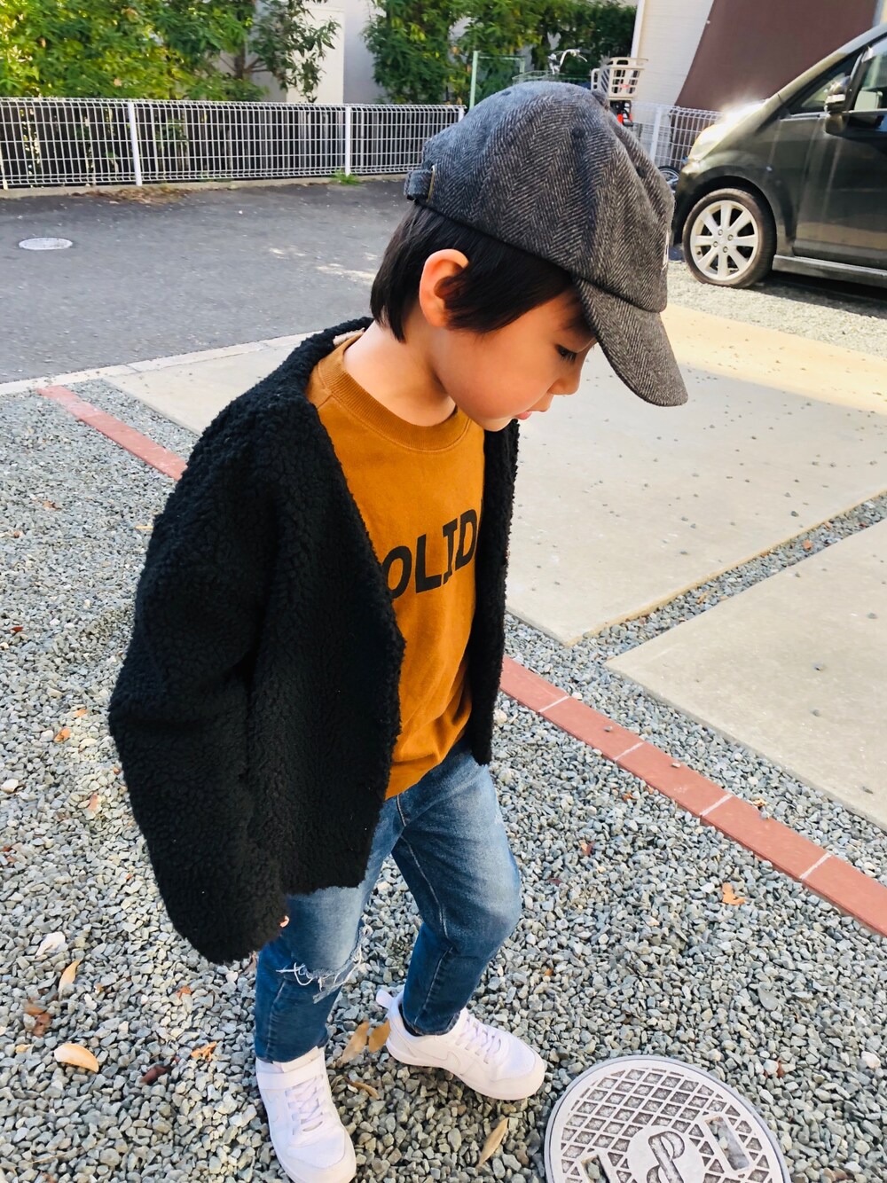 ホワイト系のスニーカー、ブルー系のデニムパンツ、ブラウン系のスウェットを着用したキッズの秋コーディネートの1枚目の写真