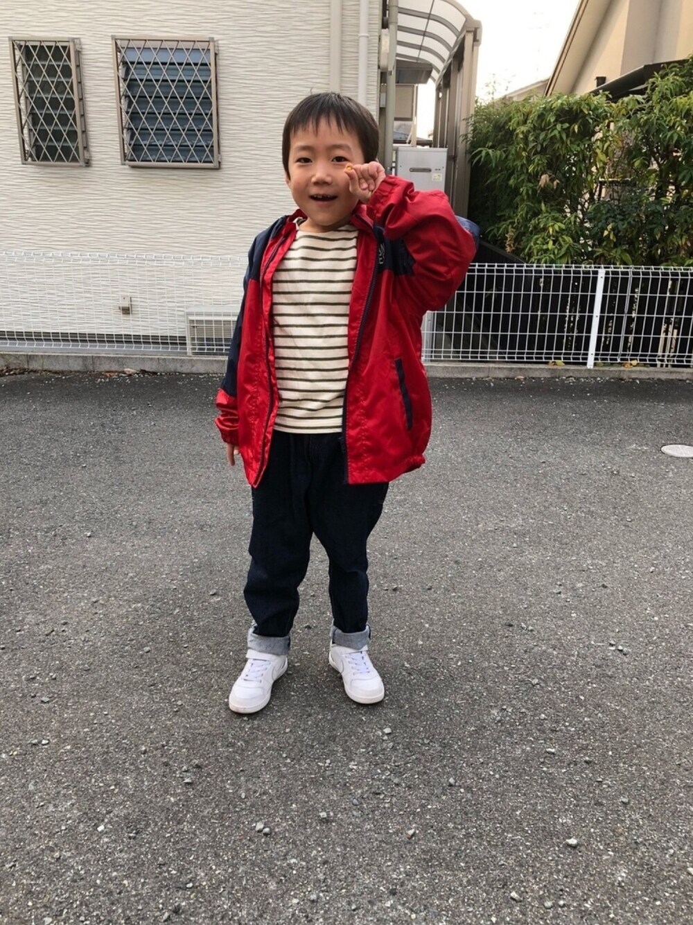 「むすこーで、おとこのこ、発表会、しましま」｜「こども ビームスのNIKE / リトルキッズ コート バーロウ ロウ PS 18 (ユニセックス 16.5～22cm)（スニーカー、ホワイト系）」を使った、emi_mitoさん（キッズ・120cm）の冬コーディネートの1枚目の写真