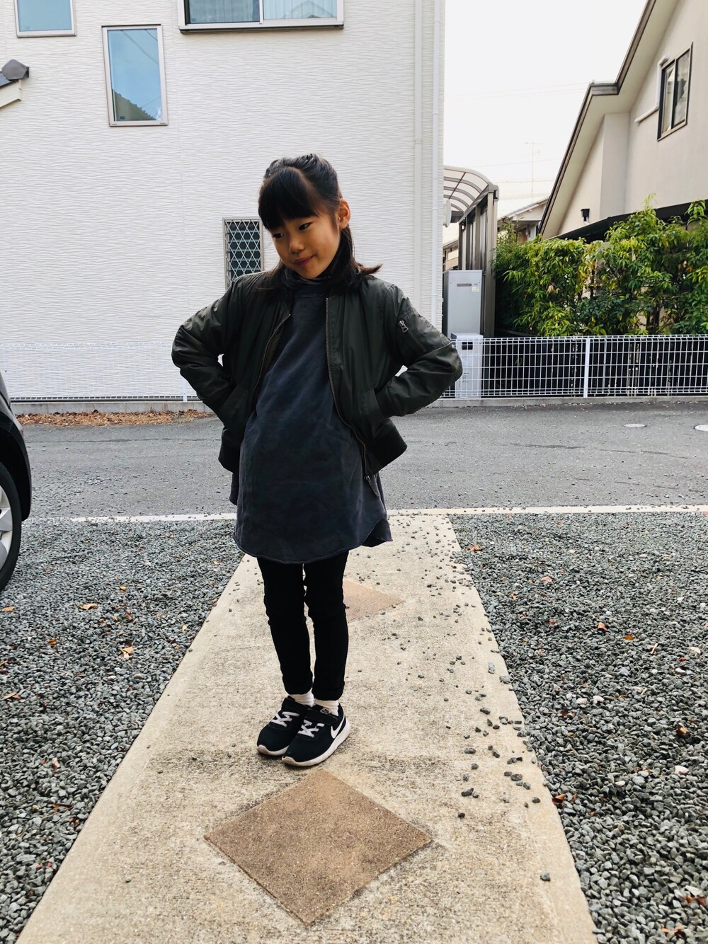 ブラック系のスニーカー、ブラック系のその他パンツ、グレー系のワンピースを着用したキッズの冬コーディネートの1枚目の写真