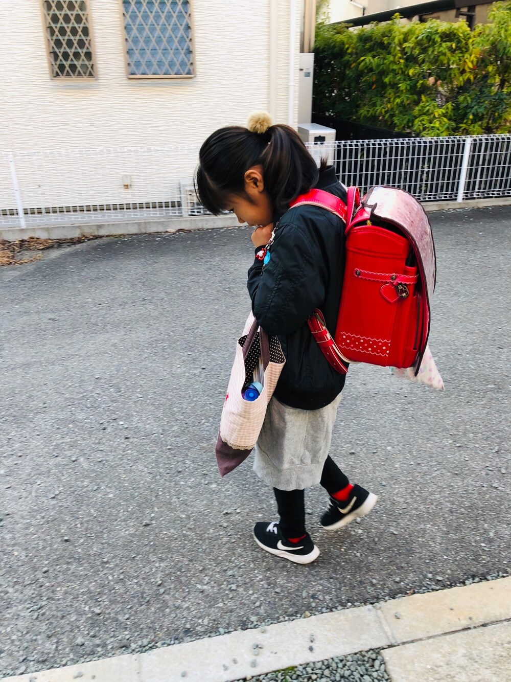 ブラック系のスニーカー、ブラック系のその他パンツ、グレー系のワンピースを着用したキッズの冬コーディネートの1枚目の写真