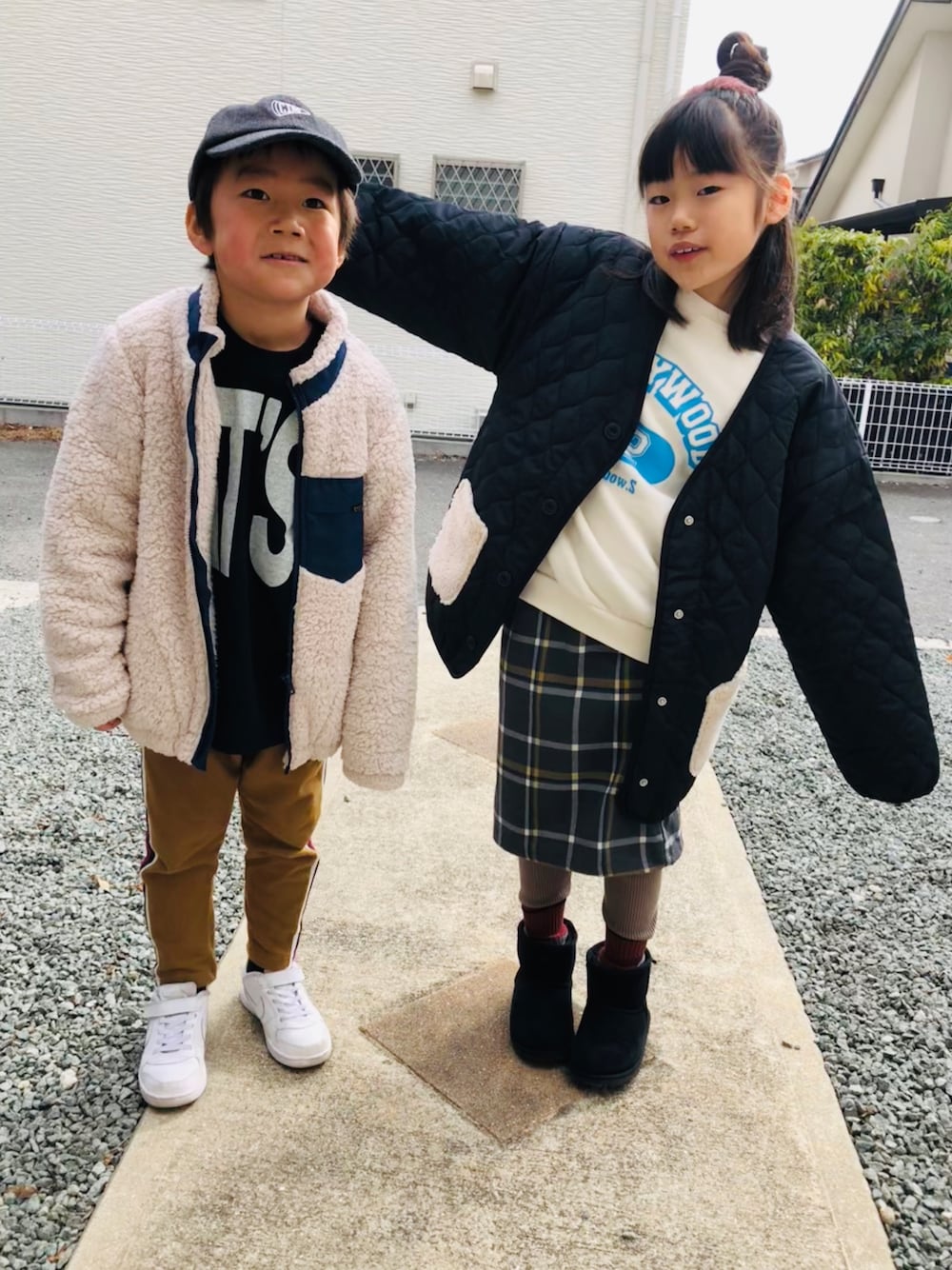 ホワイト系のスニーカー、イエロー系のその他パンツ、ブラック系のスウェットを着用したキッズの冬コーディネートの1枚目の写真