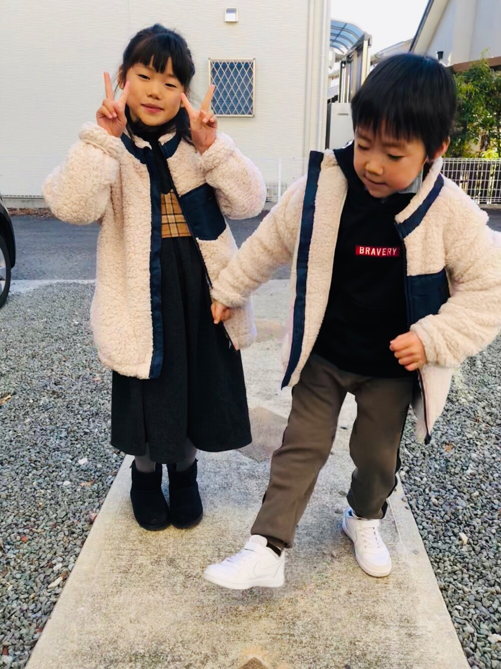 ホワイト系のブルゾン、ブラック系のパーカー、ブルー系のシャツ/ブラウスを着用したキッズの冬コーディネートの1枚目の写真