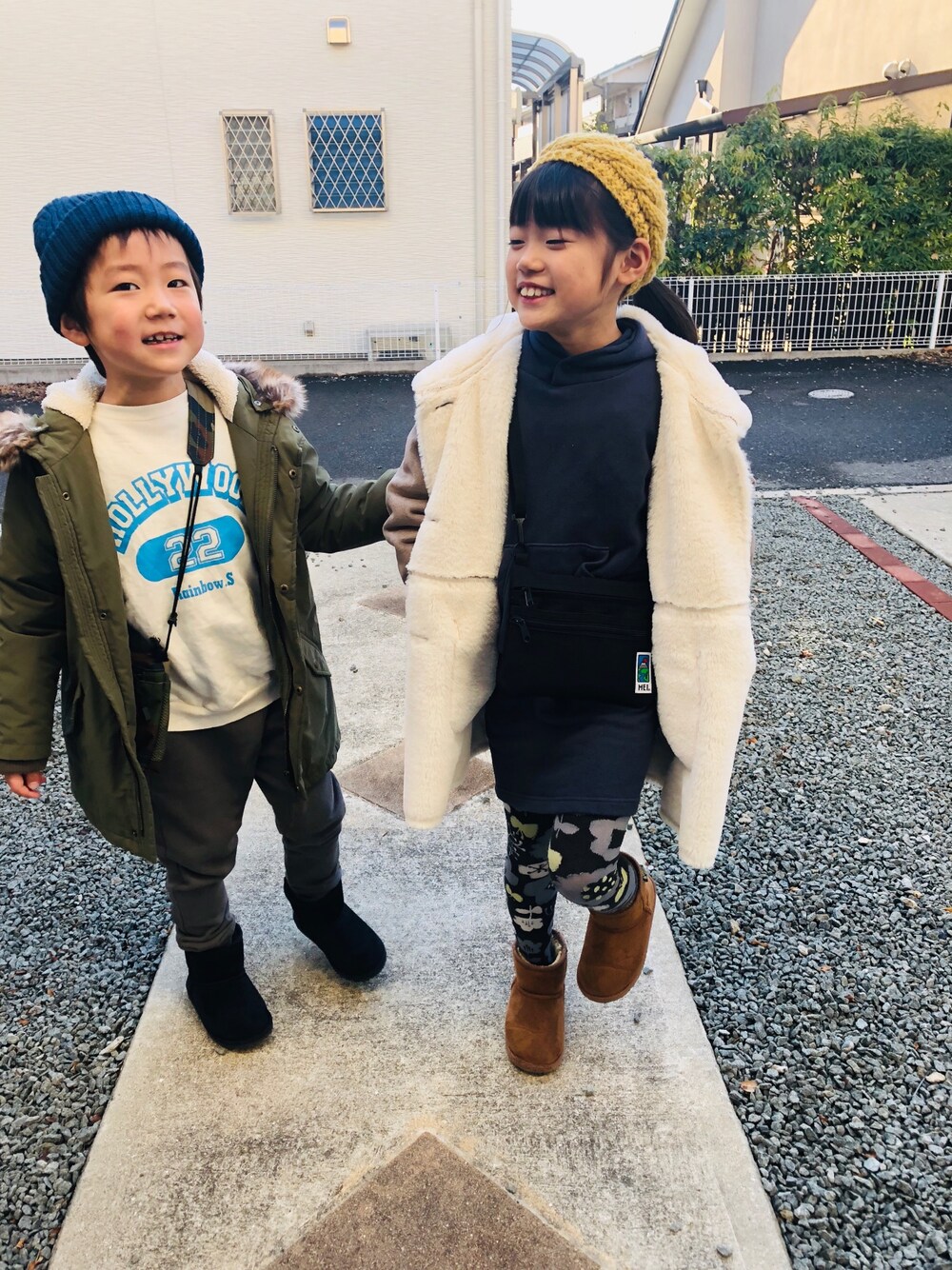 「姉と弟、お正月、働蜂雑貨店、パーカーワンピ、柄タイツ」｜「初詣♡のアイテム（その他、その他）」を使った、emi_mitoさん（キッズ・120cm）の冬コーディネートの1枚目の写真