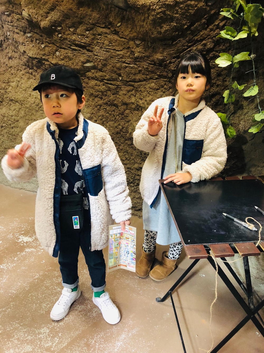 グレー系のワンピース、ホワイト系のブルゾン、ブルー系のスウェットを着用したキッズの冬コーディネートの1枚目の写真