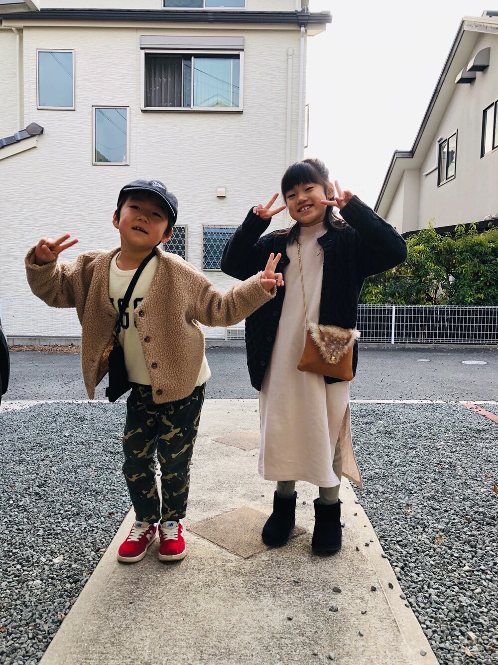 ホワイト系のニット/セーター、その他のその他パンツ、ベージュ系のワンピースを着用したキッズの冬コーディネートの1枚目の写真