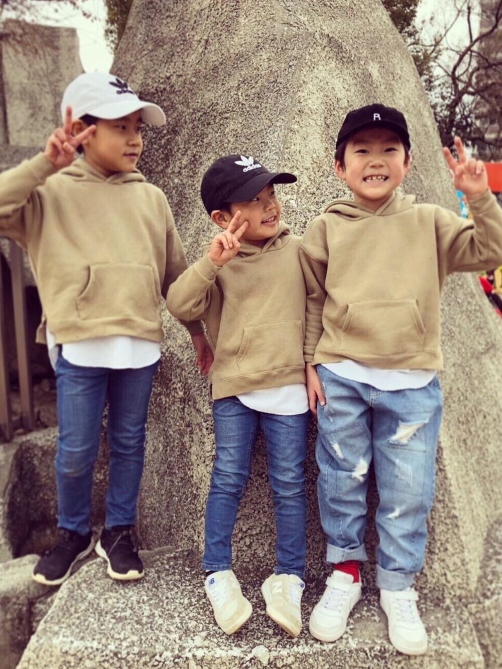 「サブレ祭り、リンクコーデ、おそろい、パーカー、レイヤードスタイル、デニム、さんきょうだい」｜「FREAK'S STOREのWEB限定 KIDS ビッグシルエット サーマルレイヤード プルオーバーパーカー（パーカー、ベージュ系）」を使った、emi_mitoさん（キッズ・120cm）の冬コーディネートの1枚目の写真