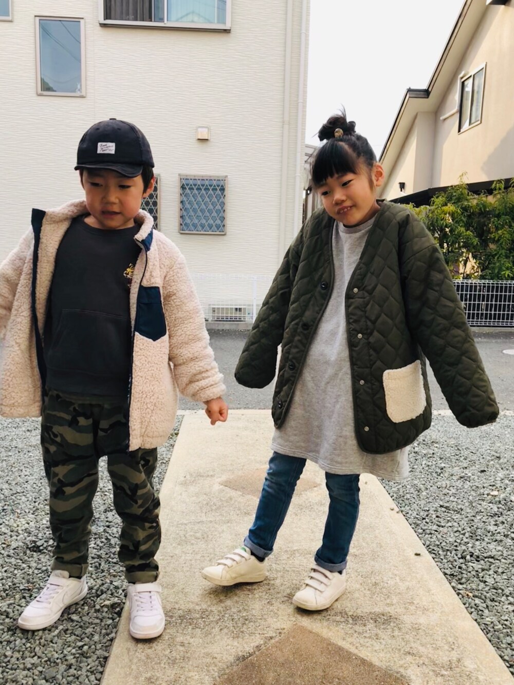 グレー系のワンピース、ブルー系のデニムパンツ、その他のその他パンツを着用したキッズの冬コーディネートの1枚目の写真