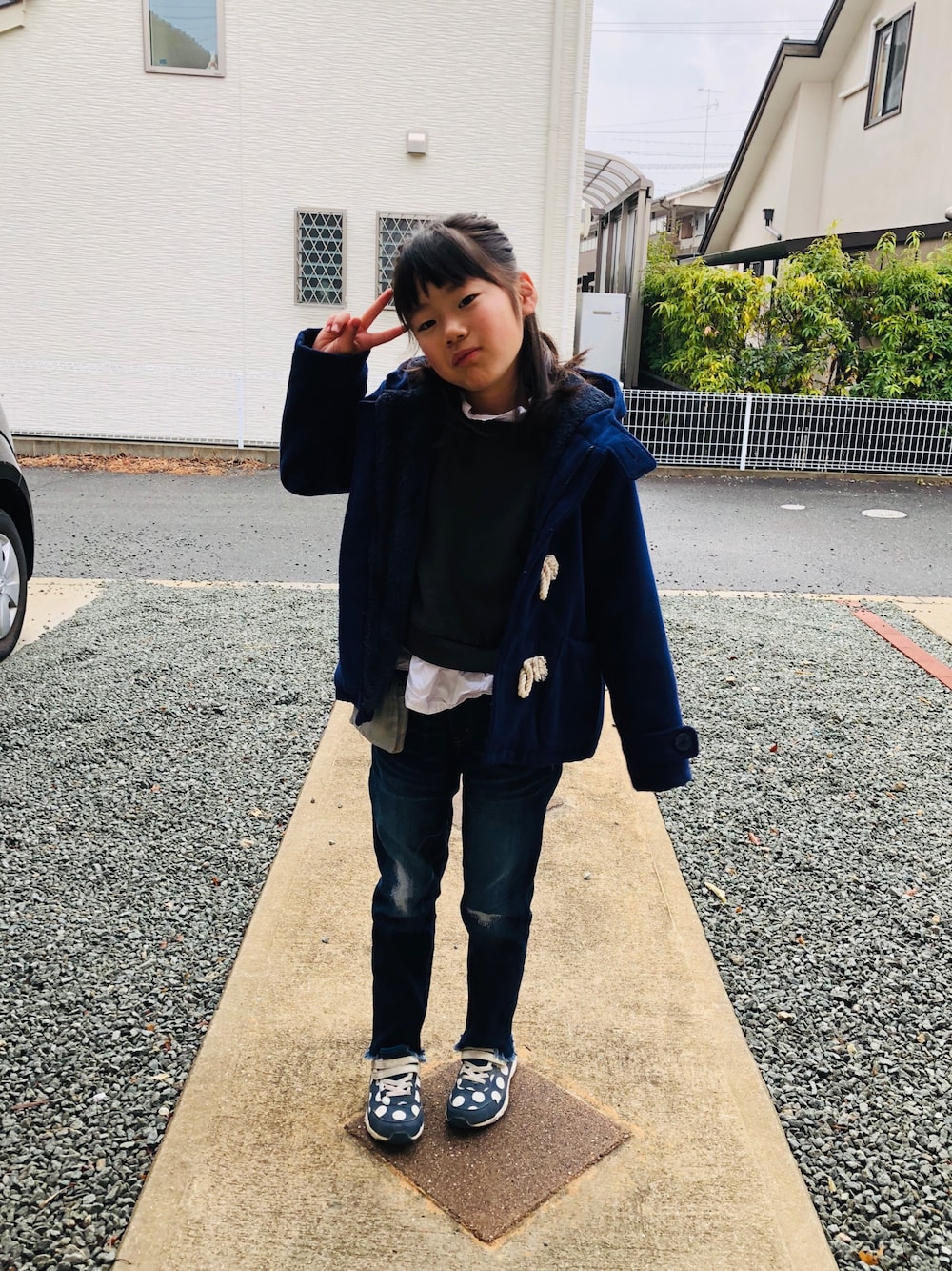 グレー系のスウェット、ブルー系のデニムパンツ、ブルー系のスニーカーを着用したキッズの冬コーディネートの1枚目の写真