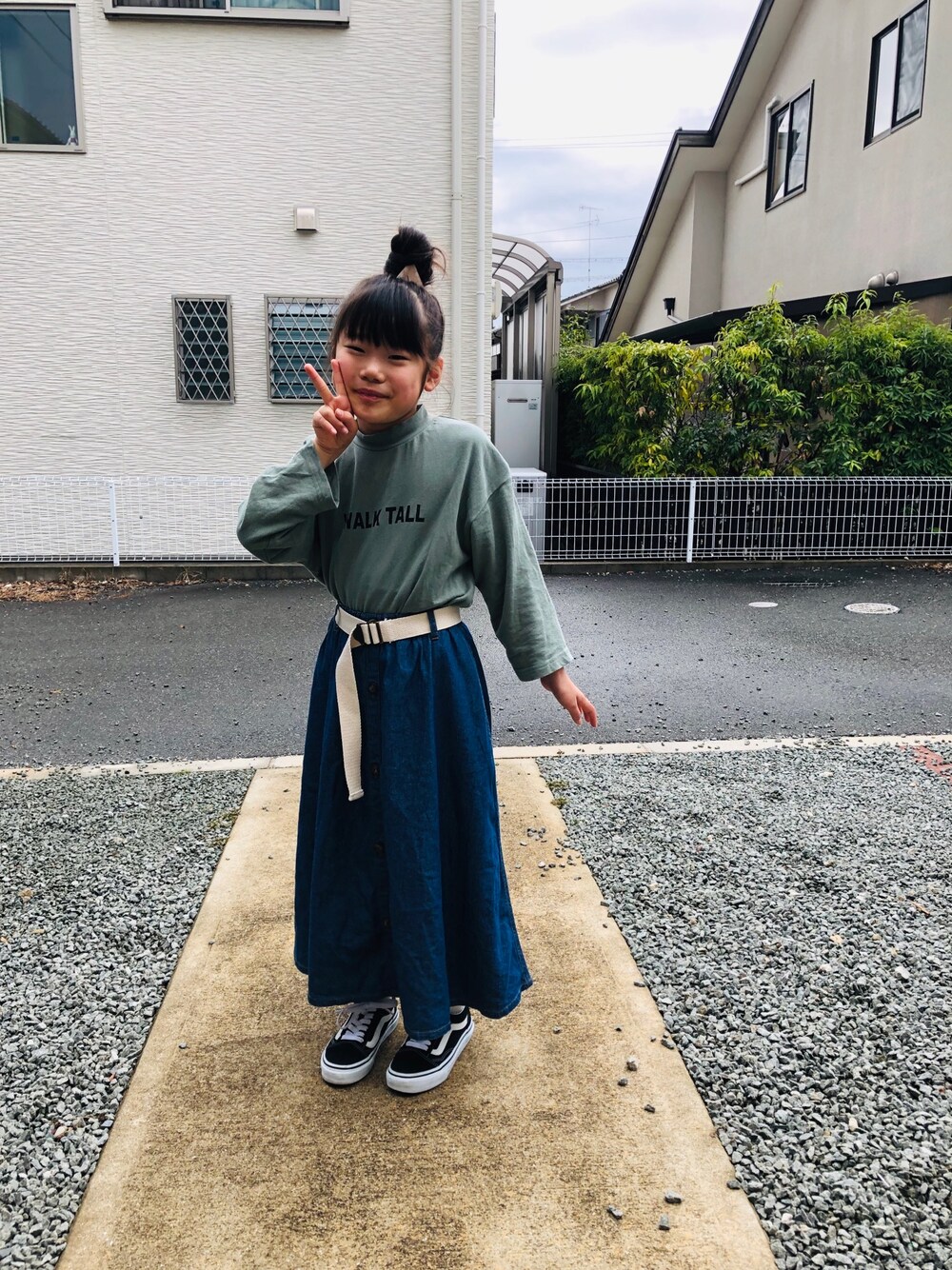 「むすめ服、おんなのこ、デニムスカート、おだんごヘアー、みゅーなちゃんmade」｜「BRANSHESのモックネックロゴ8分袖Tシャツ（Tシャツ/カットソー、グリーン系）」を使った、emi_mitoさん（キッズ・124cm）の春コーディネートの1枚目の写真
