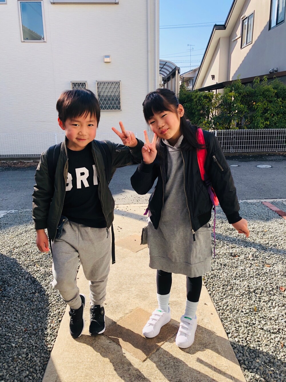 ブラック系のスウェット、グレー系のその他パンツ、ブラック系のスニーカーを着用したキッズの春コーディネートの1枚目の写真