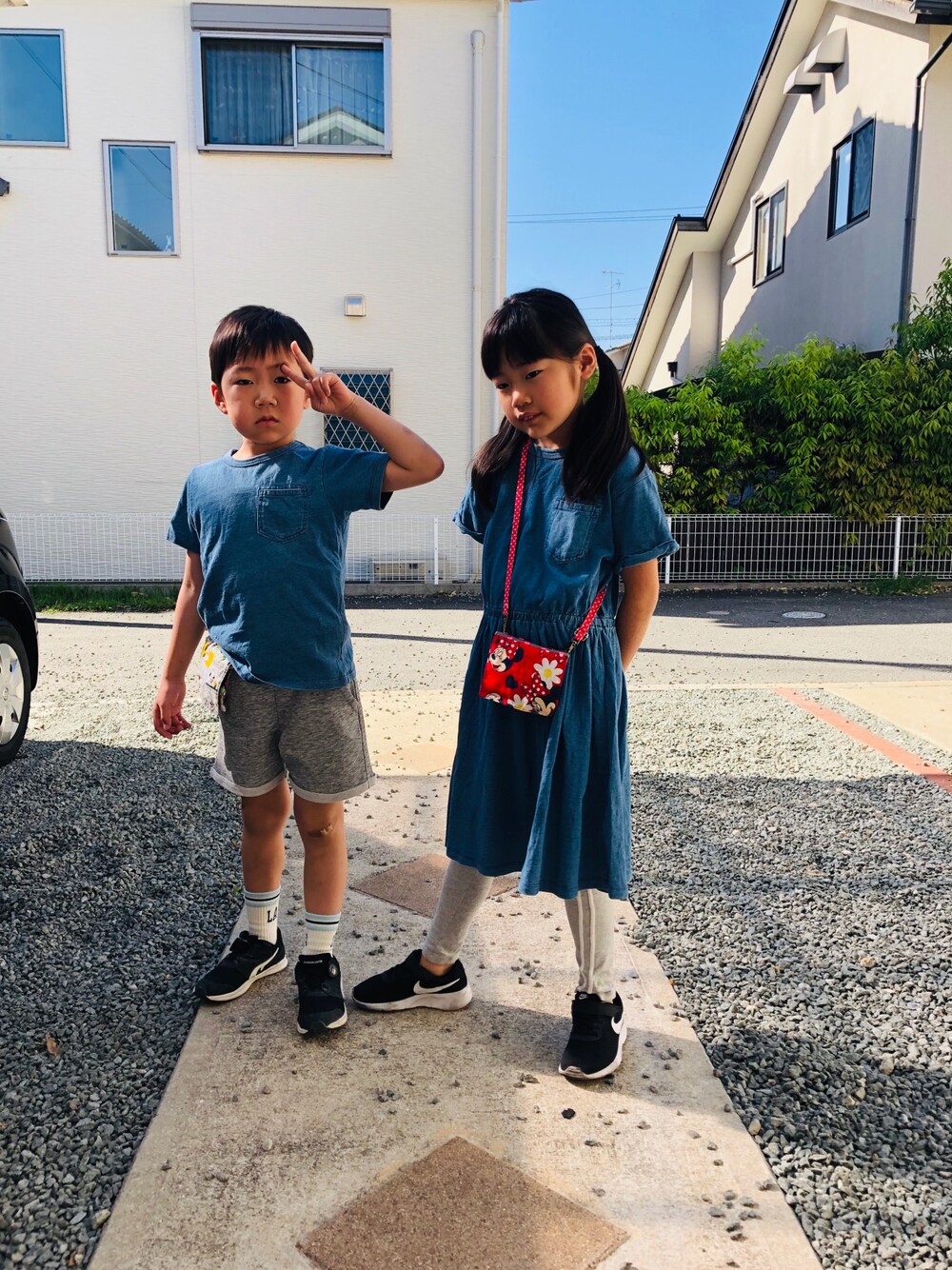 ブルー系のTシャツ/カットソー、グレー系のその他パンツ、ブルー系のワンピースを着用したキッズの春コーディネートの1枚目の写真