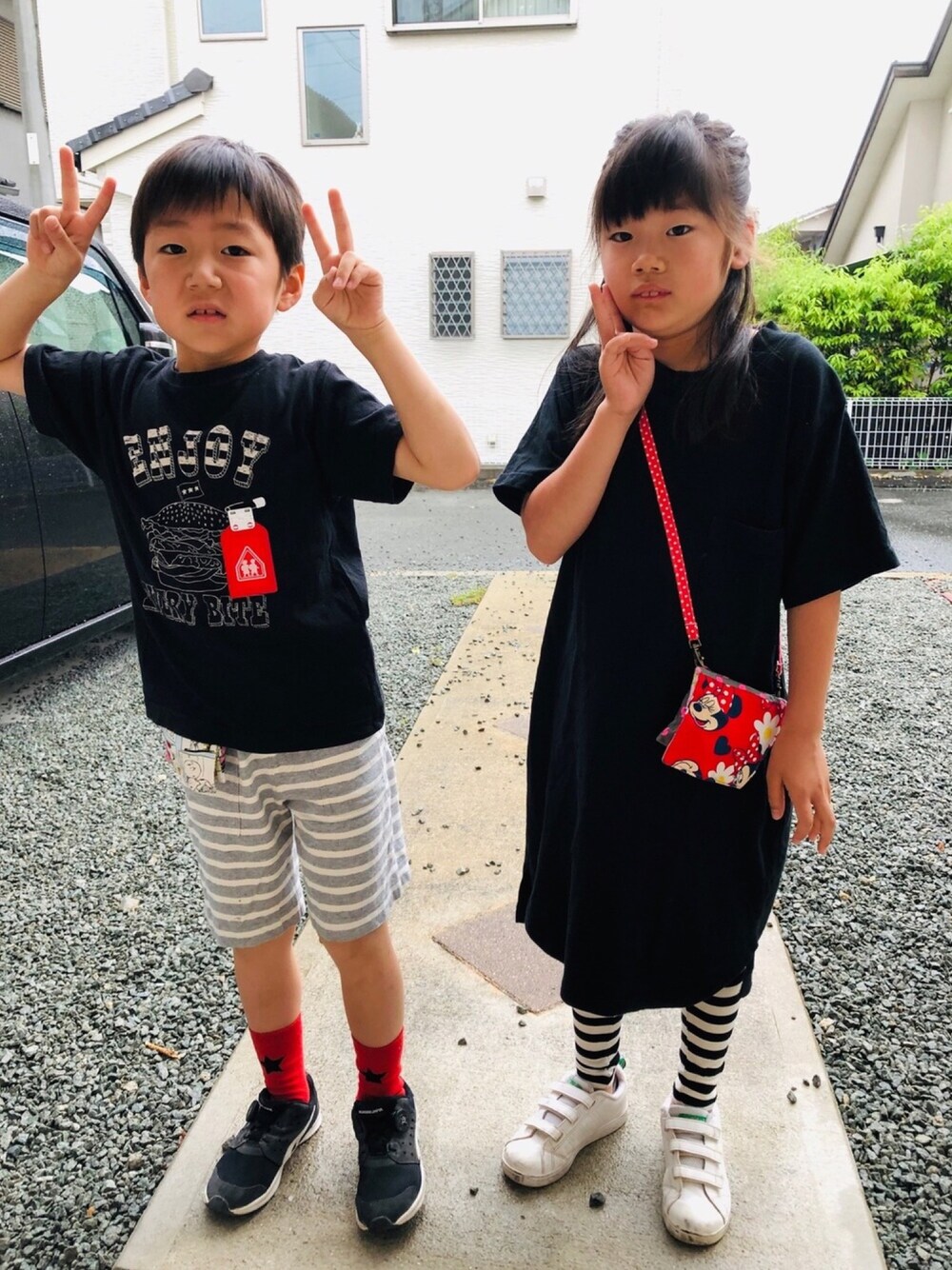 ブラック系のワンピース、グリーン系のスニーカー、グレー系のその他パンツを着用したキッズの春コーディネートの1枚目の写真