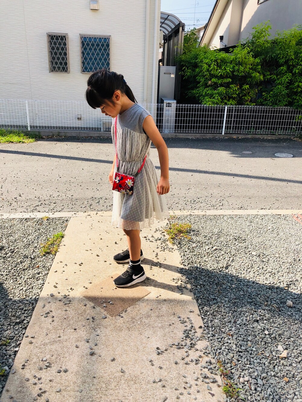 グレー系のワンピース、ブラック系のスニーカー、ブラック系のサロペット/オーバーオールを着用したキッズの夏コーディネートの1枚目の写真