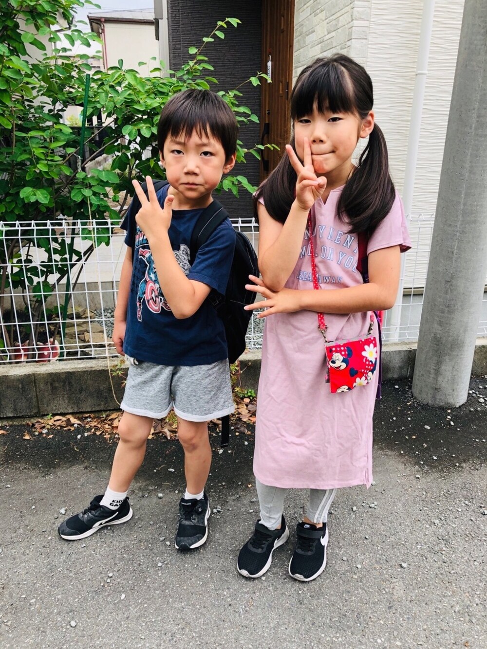 グレー系のその他パンツ、ピンク系のワンピース、ブルー系のTシャツ/カットソーを着用したキッズの夏コーディネートの1枚目の写真