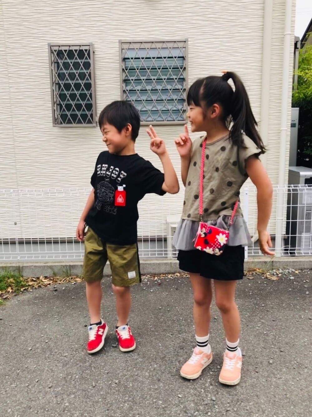 グリーン系のその他パンツ、レッド系のスニーカー、グリーン系のTシャツ/カットソーを着用したキッズの夏コーディネートの1枚目の写真