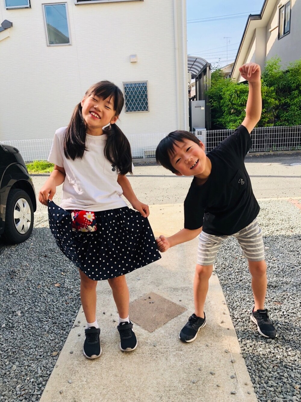 ブルー系のスカート、グレー系のその他パンツ、ブラック系のスニーカーを着用したキッズの夏コーディネートの1枚目の写真