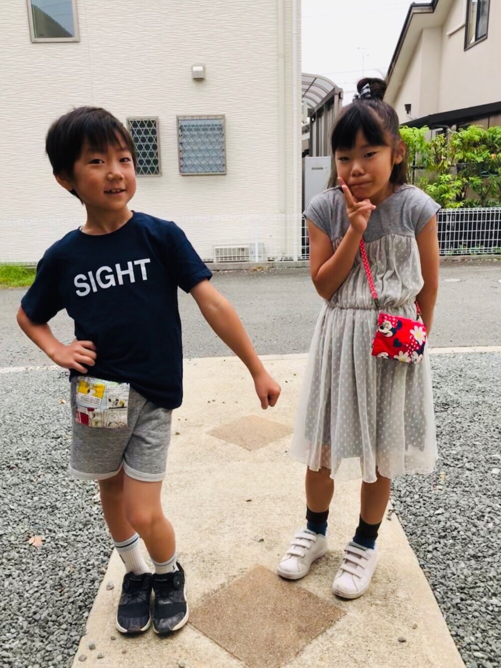 ブルー系のTシャツ/カットソー、グレー系のその他パンツ、グレー系のワンピースを着用したキッズの夏コーディネートの1枚目の写真