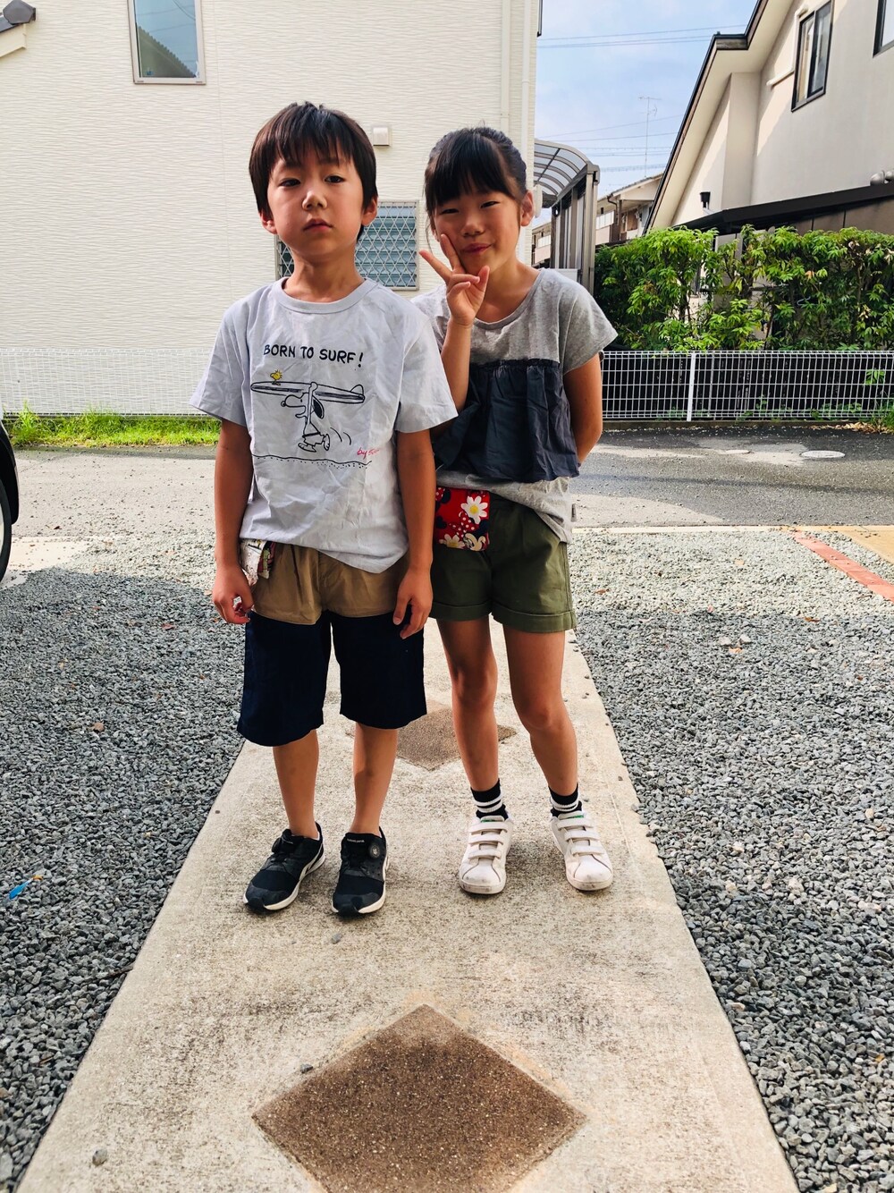 グレー系のTシャツ/カットソー、グリーン系のその他パンツ、グリーン系のスニーカーを着用したキッズの夏コーディネートの1枚目の写真
