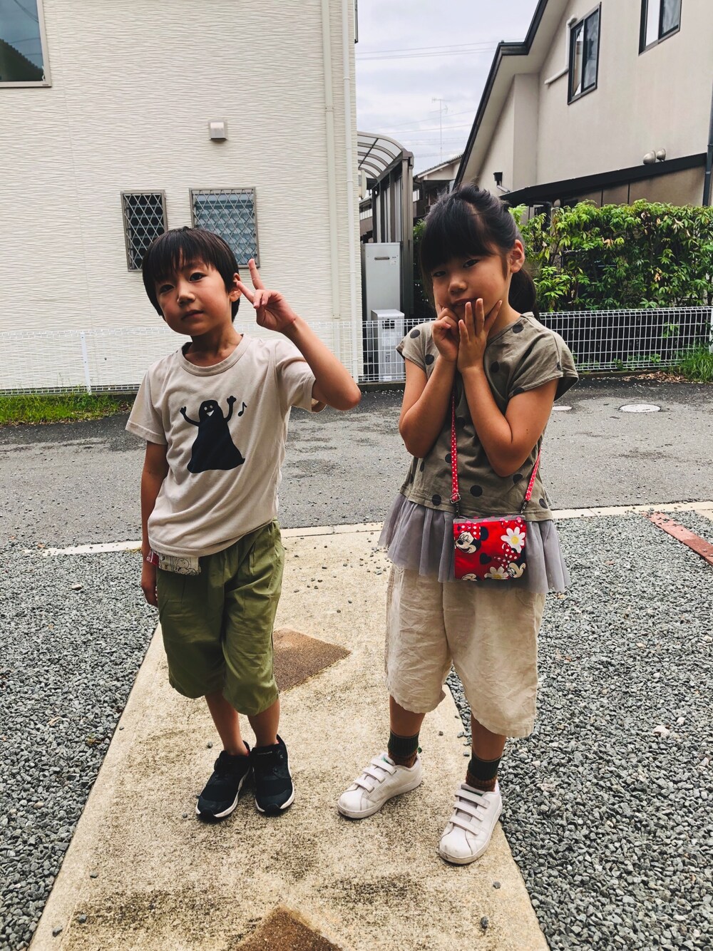 ベージュ系のTシャツ/カットソー、グリーン系のTシャツ/カットソー、ベージュ系のパンツを着用したキッズの夏コーディネートの1枚目の写真