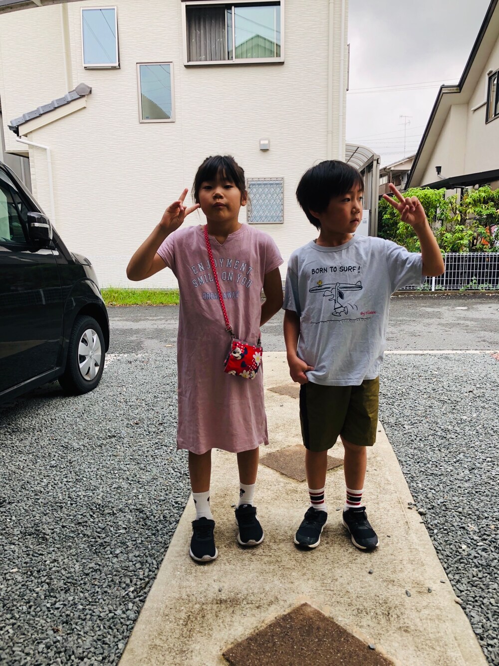 ピンク系のワンピース、ブルー系のTシャツ/カットソー、グリーン系のその他パンツを着用したキッズの夏コーディネートの1枚目の写真
