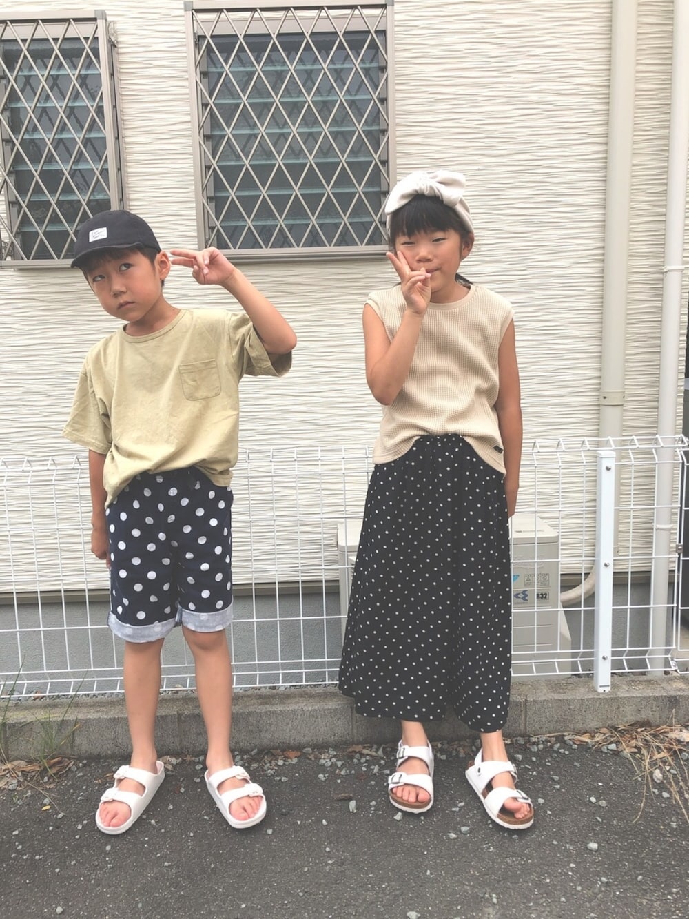 ベージュ系のTシャツ/カットソー、ブルー系のその他パンツ、ホワイト系のサンダルを着用したキッズの夏コーディネートの1枚目の写真