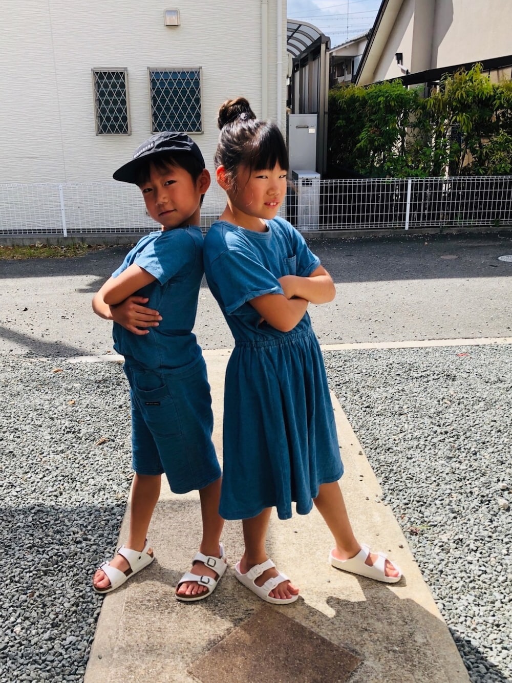 「姉と弟、夏休み、むすめ服、むすこーで、になボタン」｜「BREEZEのインディゴTシャツ（Tシャツ/カットソー、ブルー系）」を使った、emi_mitoさん（キッズ・125cm）の夏コーディネートの1枚目の写真