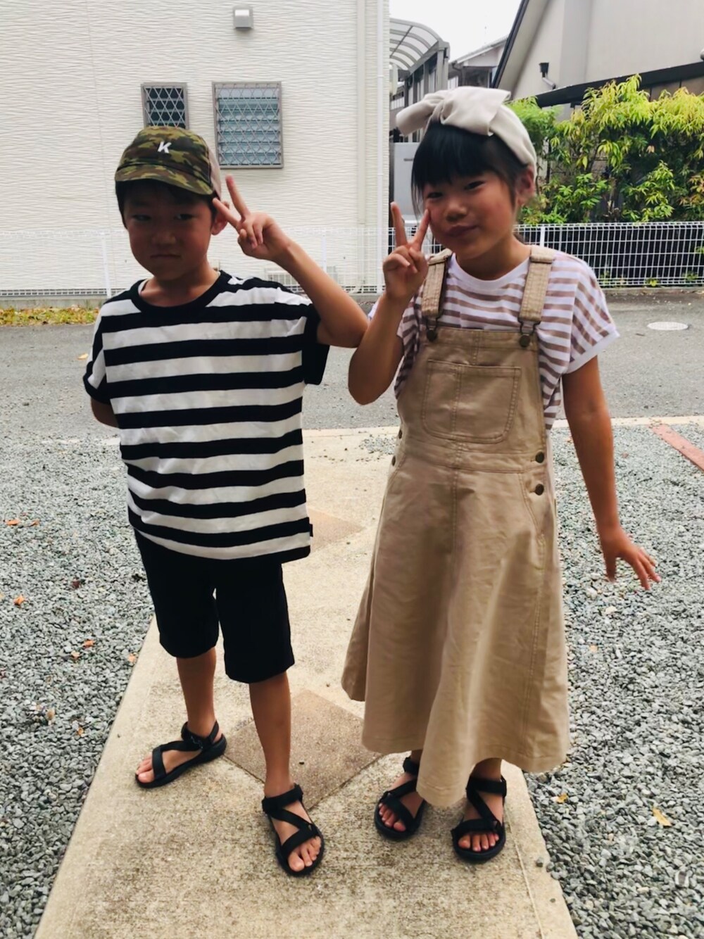 ブラック系のTシャツ/カットソー、ブラック系のその他パンツ、ベージュ系のTシャツ/カットソーを着用したキッズの夏コーディネートの1枚目の写真