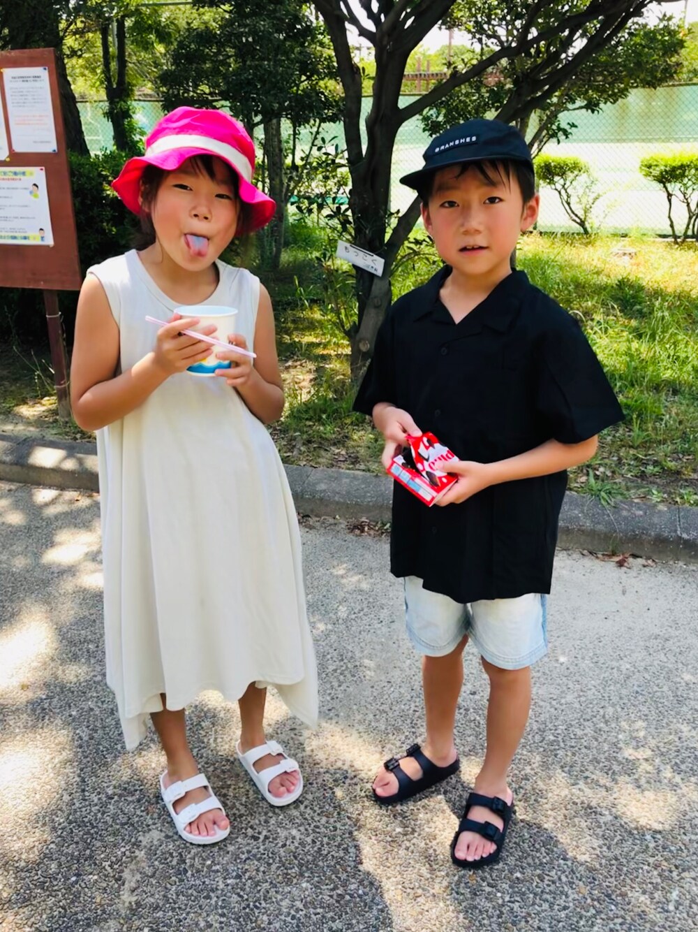 ホワイト系のワンピース、ホワイト系のサンダル、ブラック系のシャツ/ブラウスを着用したキッズの夏コーディネートの1枚目の写真
