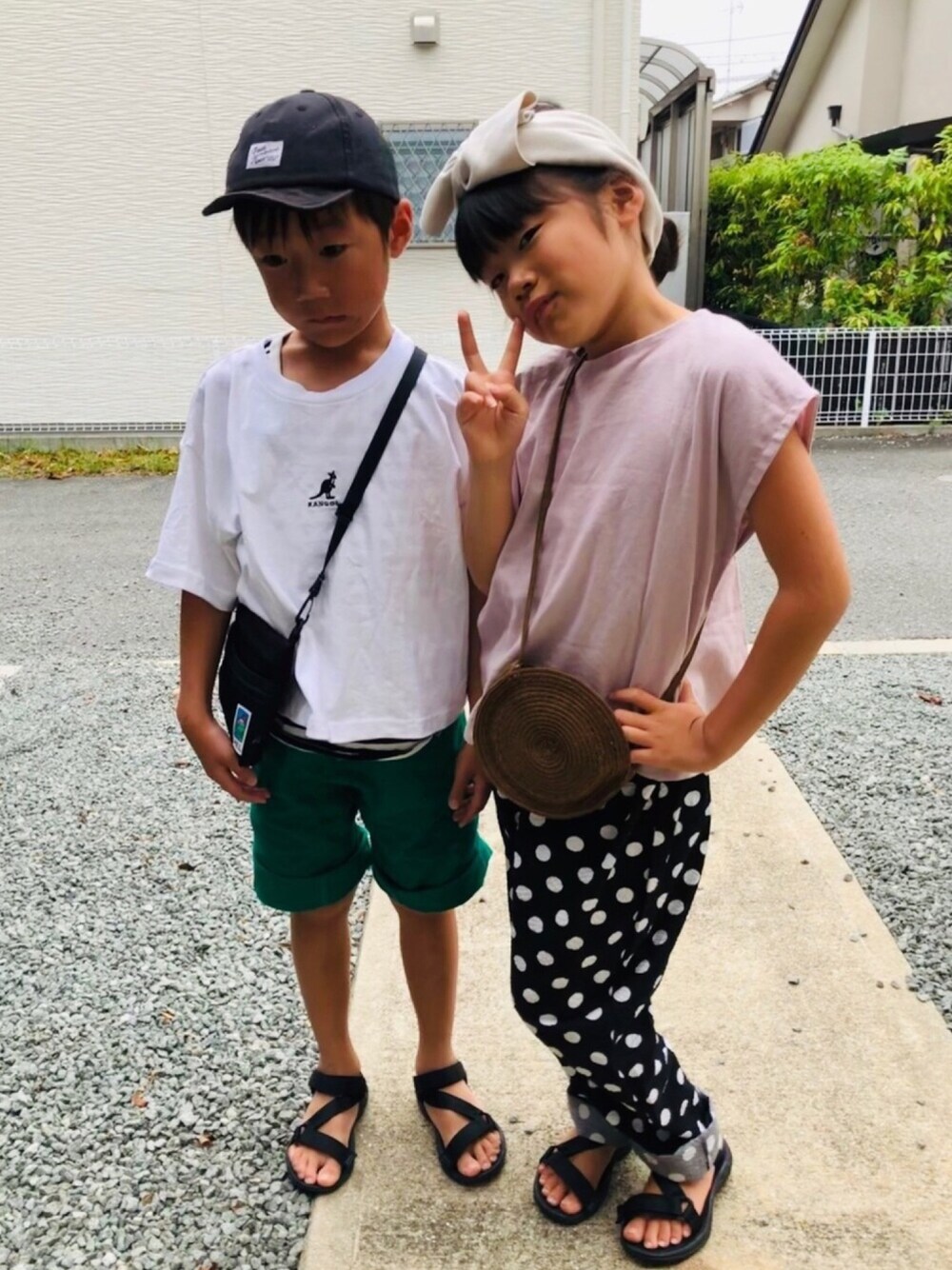 ホワイト系のTシャツ/カットソー、ブラック系のタンクトップ、グリーン系のその他パンツを着用したキッズの秋コーディネートの1枚目の写真