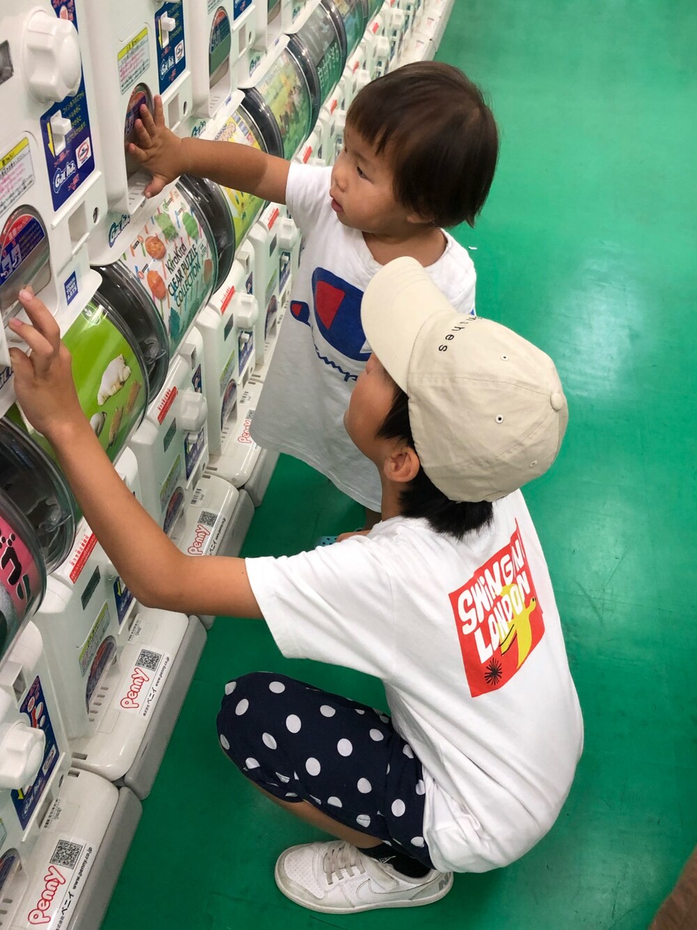 ホワイト系のTシャツ/カットソー、ブルー系のその他パンツ、ホワイト系のスニーカーを着用したキッズの秋コーディネートの1枚目の写真