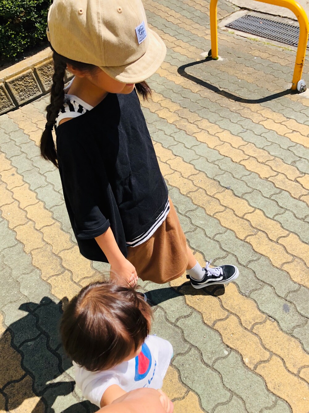 ブラック系のタンクトップ、ブラック系のTシャツ/カットソー、ブラック系のスニーカーを着用したキッズの秋コーディネートの1枚目の写真