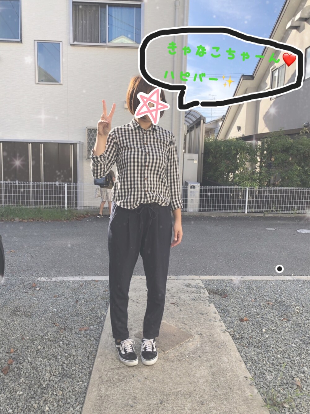 ブラック系のシャツ/ブラウス、ブルー系のその他パンツ、ブラック系のスニーカーを着用したキッズの秋コーディネートの1枚目の写真